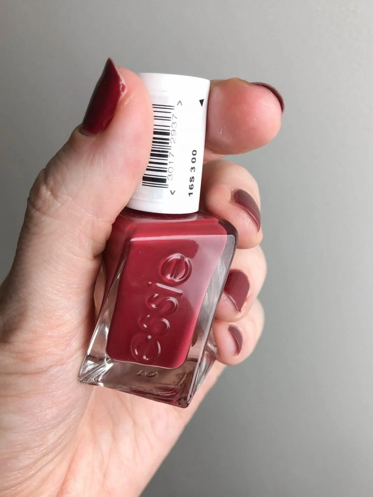 Nytt favoritlack: the Couture från Gown - Essie Daisy Red Beauty Gel Paint