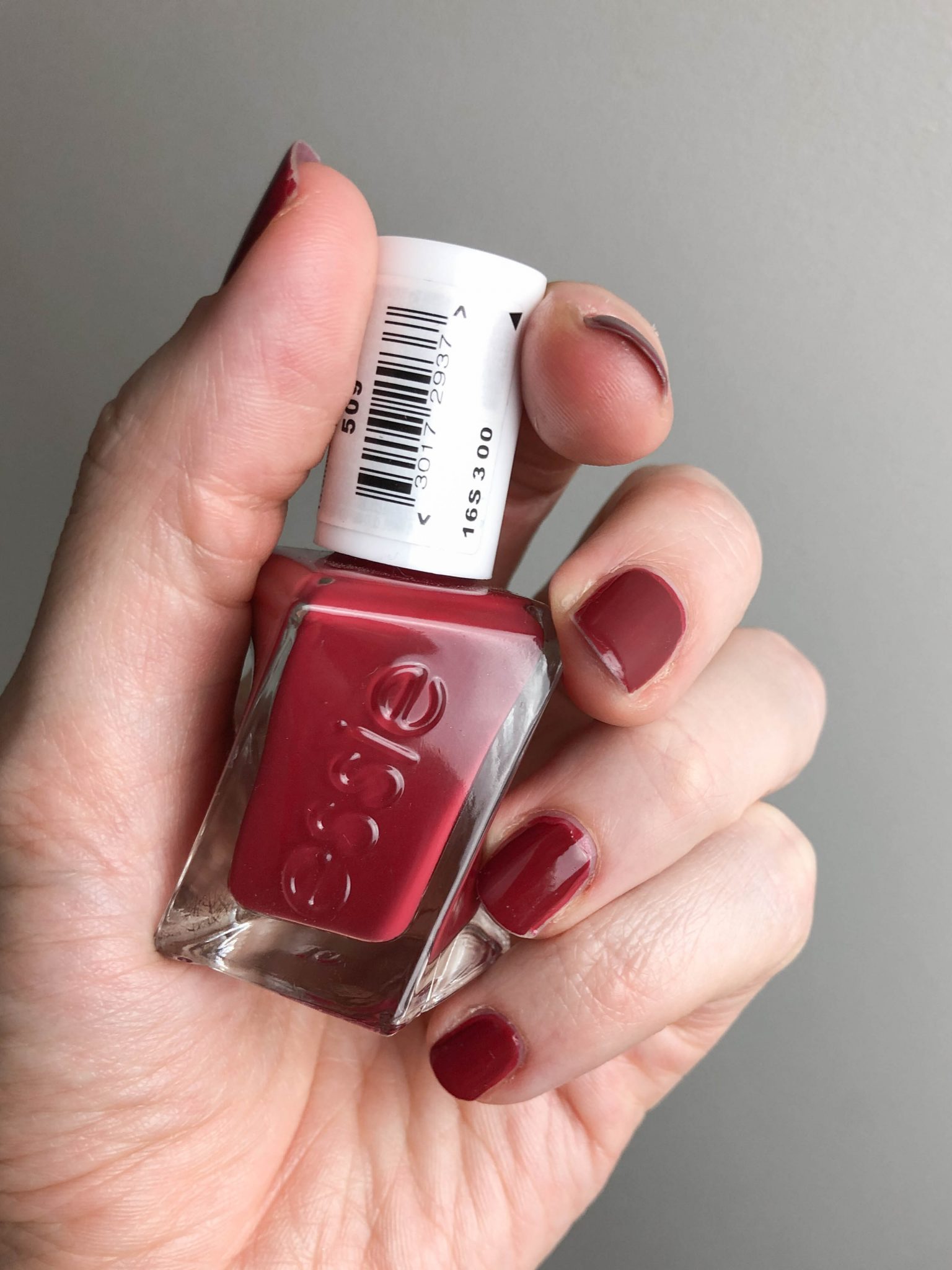 Couture Nytt favoritlack: Beauty - Daisy Paint the Gel Red Essie Gown från