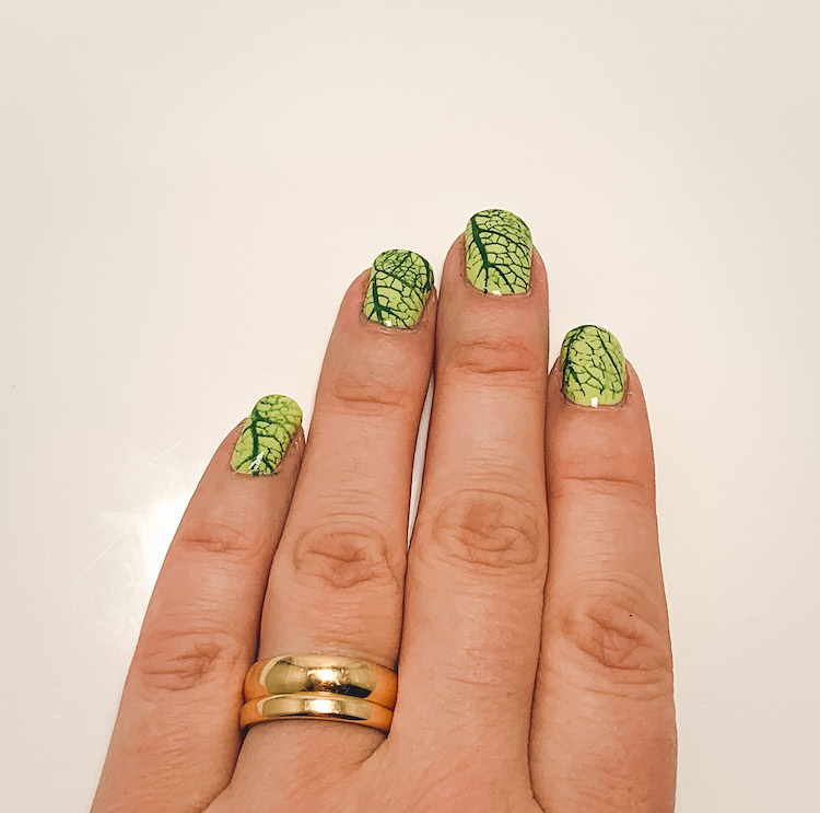 Grönskande nageldesign med nail stamping