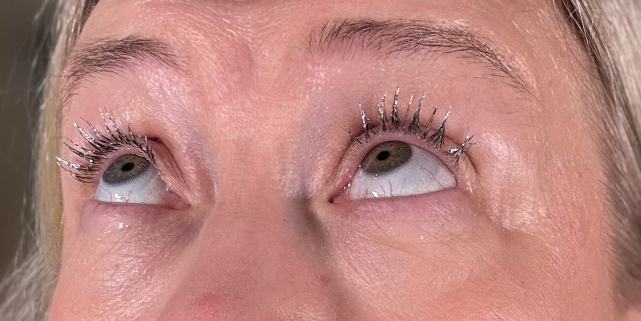 Närbild på ögonfransar med Maybelline Lash Sensation Sky High Mascara Space Diamond