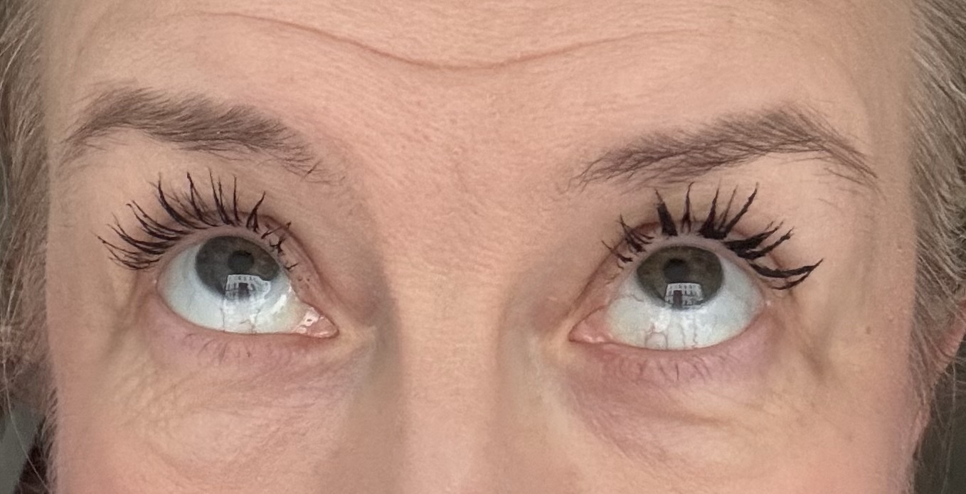 Ögon med Kylie Cosmetics Wisp Lash Mascara